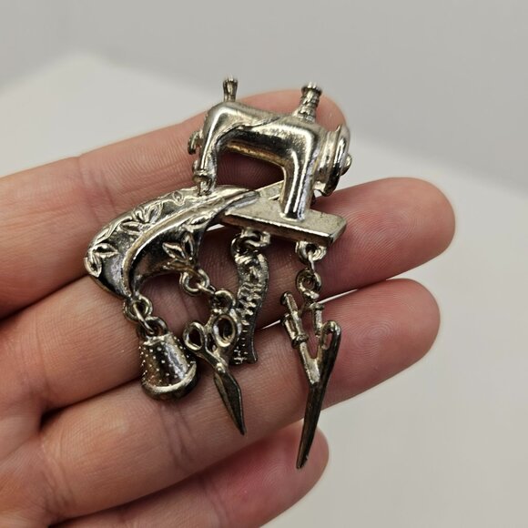 Silver Tone Sewing Machine Dangling Charms Brooch Unmarked Pin - Picture 5 of 8